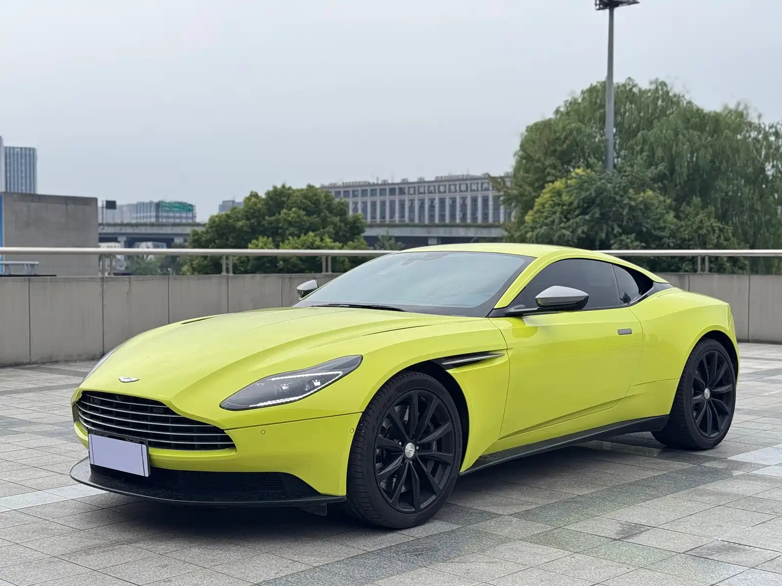 ASTON MARTIN DB11 2023